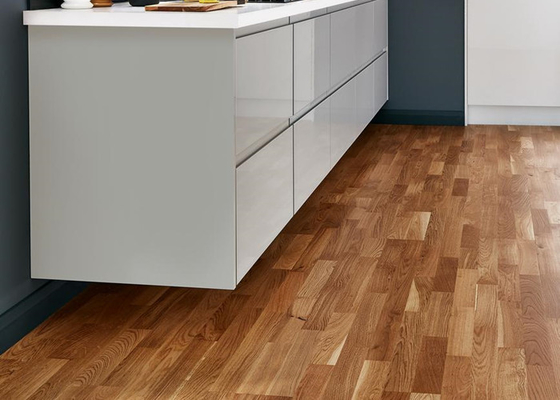 3 selbstklebendes Vinyl des Streifen-Eichen-Holz-Korn-dekoratives lamellenförmig angeordnetes Filmes 1.2mm für Möbel
