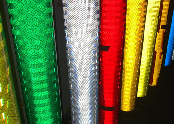 Hohe Intensitäts-prismatischer Grad-reflektierender bedeckender Film selbstklebend für Verkehrszeichen